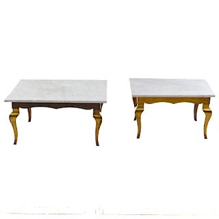 Lote de 2 mesas de centro. SXX. En metal dorado. Diferentes tamaños. Con cubiertas rectangulares de mármol blanco. 40 x 80 x 70 cm.
