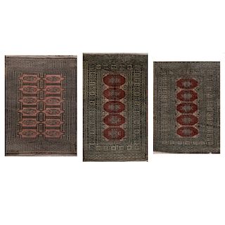 Lote de 3 tapetes. Siglo XX. Estilo Boukhara. Elaborados en fibras de lana y algodón. Una firmada. 160 x 93 cm. (mayor)