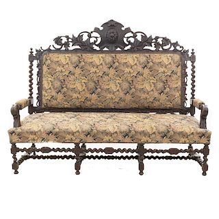 Sofá de 3 plazas. Francia. Siglo XX. En talla de madera de roble. Con respaldo cerrado y asiento en tapicería vegetal.