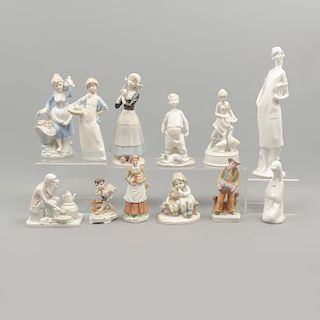 Lote de 12 figuras decorativas. Taiwán. Siglo XX. En porcelana, algunas J. Vazquez. Consta de: enfermera, niña holandesa, otros.