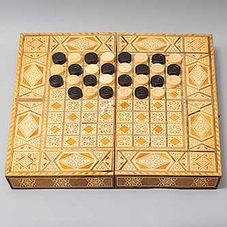 Tablero de backgammon y damas chinas. Siglo XX. En talla de madera. Decoración en marquetería. Incluye fichas.