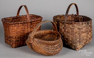 Three split oak baskets and a tin lantern