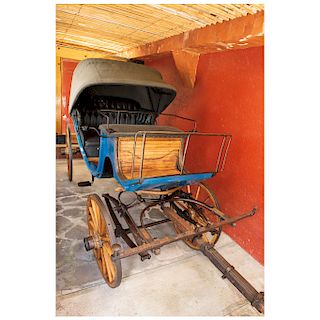 PHAETON CARRIAGE, EARLY 20TH CENTURY. Iron structure and blue-colored wood. Mechanism for control of equine traction.