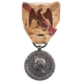 COMMEMORATIVE EXPEDITION DU MEXIQUE MEDAL. MEXICO, 1862-1863. Silver medal attached to an embroidered silk sash.