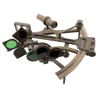 SEXTANT. 19TH CENTURY. In bronze and brass with a wooden handle. Includes lenses and mirror.