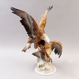Figura de águilas de presa. México, siglo XX. Elaborada en porcelana Cuernavaca acabado brillante. 48 cm de altura.