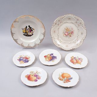 Lote de platos decorativos. Alemania y otros, siglo XX. Elaborados en porcelana blanca con enfilados dorados. Piezas: 6