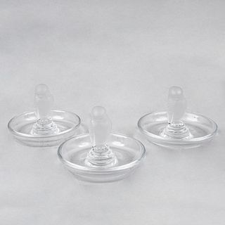 Lote de ceniceros. Francia, siglo XX. Elaborados en cristal opaco Lalique. Decorados con gorriones. Piezas: 3