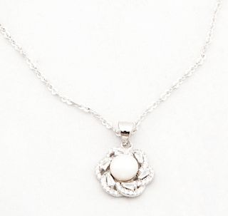 Collar y pendiente con perla y simulantes en plata .925. 1 perla cultivada color gris de 6 mm. Peso: 4.4 g.