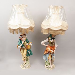 Par de lámparas de mesa. Italia, siglo XX. Diseño a manera de pareja de pastores. Elaborados en cerámica policromada D. Poloviato. Pz:2