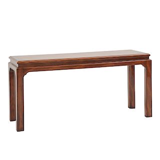 Mesa consola. Elaborada en madera de caoba Alfonso Marina. Con rectangular fileteada y soportes lisos. Decorada con acanalados.