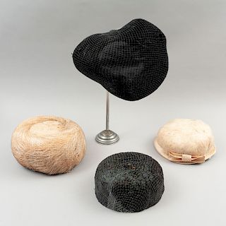 Lote de sombreros para dama con un pedestal. Elaborados en textil con aplicaciones de plumas de ave. Piezas: 4
