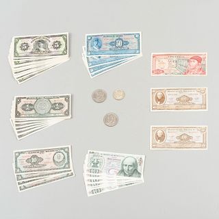 Colección de numismática y billetes antiguos. Años 60 y 70. México y  E.U.A. Diferentes denominaciones. Piezas: 72