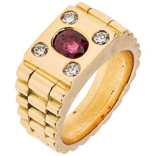Anillo con rubí y diamantes en oro amarillo de 18k. Peso: 15.4 g. Talla: 6  1 Rubí corte oval facetado ~0.40 ct  4 Diamant...
