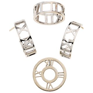 Pendiente, anillo y par de aretes en oro blanco de 14k. Diseño de números romanos. Pendiente con pasa cadena integrado. Tamaño:...