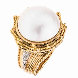 Anillo con perla y diamantes en oro amarillo de 18k. 1 perla cultivada color gris de 16 mm. Talla: 3 1/2. Peso: 15.6 g.