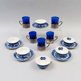 Servicio abierto de té. México, siglo XX. Elaborados en cerámica Anfora y vidrio azul con aplicaciones de metal plateado. Pz: 16