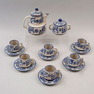 Juego de té. México, siglo XX. Elaborado en cerámica color gris con motivos orgánicos en azul cobalto. Para 6 servicios. Pz: 14