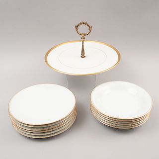 Servicio abierto de platos. Francia, siglo XX. Elaborados en porcelana Limoges y platón en porcelana Pillivuyt. Piezas: 13
