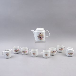 Lote mixto de porcelana. Alemania Occidental, Francia e Inglaterra, siglo XX. Consta de: Juego de té. Elaborado en porcelana. Pz: 30