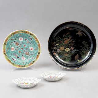 Lote de platones decorativos y par de botaneros. China y Japón, siglo XX. Elaborados en porcelana acabado brillante. Pz: 4