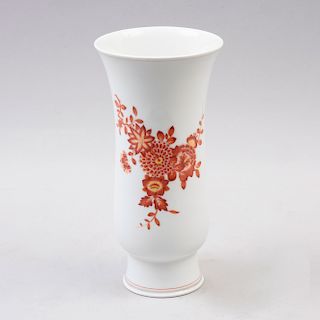 Florero. Alemania, siglo XX. Elaborado en porcelana Meissen con bouquet color naranja. 23 cm de altura.
