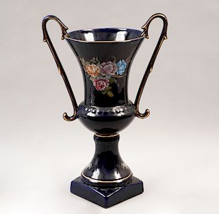 Jarrón. E.U.A., siglo XX. Elaborado en porcelana azul cobalto Alnis, con doble asa, filo de esmalte dorado y motivos florales.