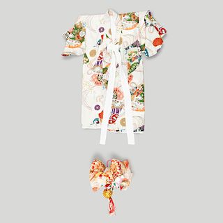 Kimono para niña. Tokyo, Japón, siglo XX. Elaborado en tela de algodón estampado con motivos florales y moño para cintura.