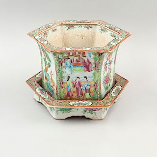 Jardinera con plato base. China, finales del siglo XIX. Estilo Familia Rosa. Diseño hexagonal. Decorados con motivos florales. Pz: 2