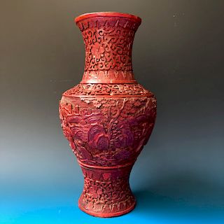 A CHINESE ANTIQUE RED LACQUER VASE, 19C.