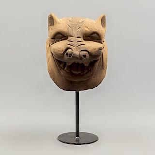 Máscara de jaguar. México. Siglo XX. En talla de madera. Con base de metal. 24 x 19 x 22 cm.