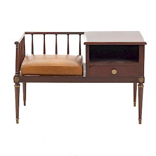 Mesa para teléfono SXX. En talla de madera. Con cubierta cuadrangular, asiento con cojín en polipiel y cajón. 65 x 100 x 46 cm.