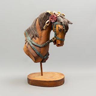 Firmado Ruelas. Cabeza de caballo. En talla de madera. Con base de madera tallada. 51 x 20 x 27 cm.