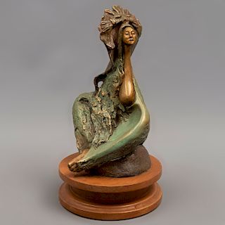Guadalupe Fuente del Campo. "Remembranza solar". Firmada. Fundición en bronce 5/25. Con base de madera tallada. 18 x 12 x 11 cm.