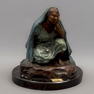 Guadalupe Fuente del Campo. Mujer en cuclillas. Firmada. Fundición en bronce. Con base de mármol negro jaspeado. 27 x 23 x 20 cm.