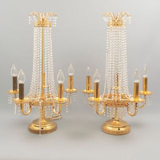 Par de lámparas de mesa. Siglo XX. Elaboradas en metal dorado y cristal. Electrificadas para 5 luces cada una. 79 x 49 cm.