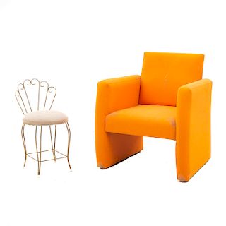 Sillón y silla. SXX. Elaborados en metal dorado y material sintético. Sillón en tapicería color anaranjado y silla en formato pequeño.