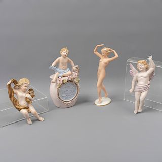 Lote de 4 piezas. Origen europeo y oriental. SXX. En porcelana, uno bavaria. Consta de: lámpara de mesa, 2 amorcillos y mujer.
