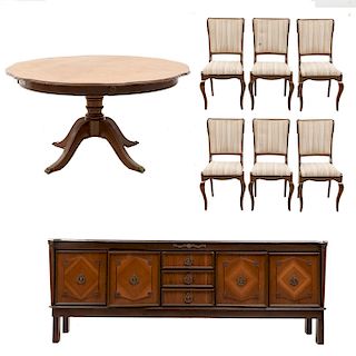 Comedor. Siglo XX. En talla de madera. Consta de: Mesa, 6 sillas y trinchador. 81 x 242 x 50 cm. (mayor)
