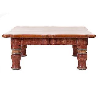 Cómoda y mesa de centro. Siglo XX. En talla de madera. Una con molduras color rojo. 100 x 116 x 55 cm. (mayor)