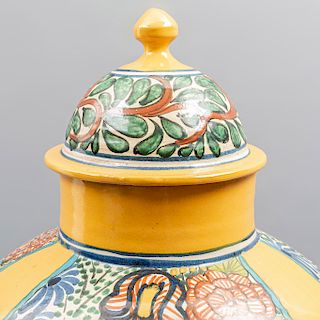 Lote de 4 piezas. Jarrón, frutero, plato decorativo y tibor, elaborados en porcelana y Talavera.