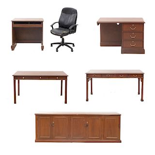 Lote de 6 piezas. SXX. En madera y material sintético. Consta de: credenza, mesa lateral, mueble para computadora, sillón, otros.