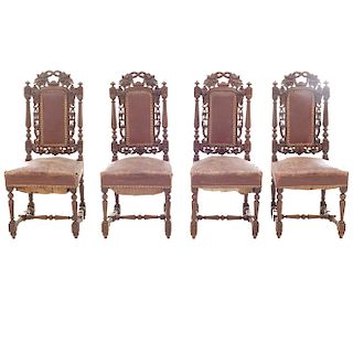 Lote de 4 sillas. Francia. Siglo XX. En talla de madera de nogal. Con respaldos cerrados y asientos en piel color marrón.