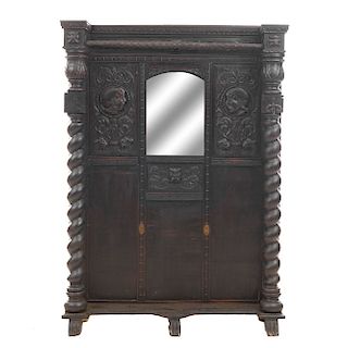 Perchero. Francia. Siglo XX. En madera de roble. Con un gancho de metal, espejo de luna biselada. 180 x 133 x 33 cm.