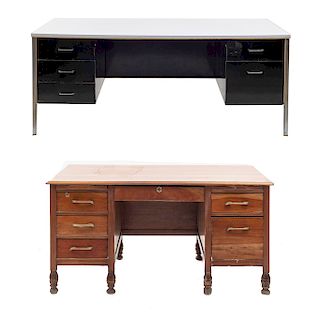 Lote de 2 escritorios. SXX. En aglomerado, metal y madera. Uno con 5 cajones y otros con 6 cajones y 2 extensiones. 74 x 180 x 90 cm.