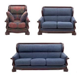 Sala. SXX. En madera. Consta de: sillón con 2 cojines, sofá de 3 plazas y loveseat. Con respaldos y asientos en tapicería. Piezas: 3.
