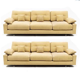 Par de sofás de 3 plazas. Siglo XX. En talla de madera. Con respaldos, asientos acojinados y cojines en tapicería color lima.