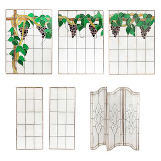 Lote de 8 vitrales. Siglo XX. Diferentes diseños y tamaños. Elaborados en vidrio emplomado en diferentes colores. 120 x  85 cm (mayor)