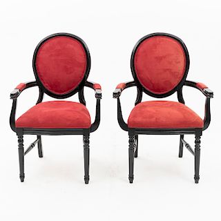 Par de sillones. Siglo XX. En talla de madera. Con respaldos cerrados y asientos en tapicería color rojo.