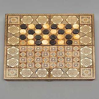 Tablero de backgammon y damas chinas. SXX. En madera barnizada. Decoración en marquetería. Incluye fichas. Piezas: 31.
